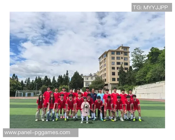 在绿茵场上追逐梦想的女孩与她的足球衣故事